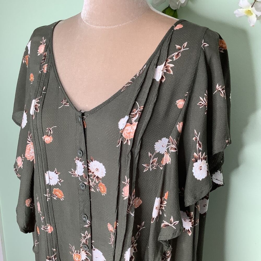 Torrid Floral Pin Tuck Button Front Flutter Ruffl… - image 2